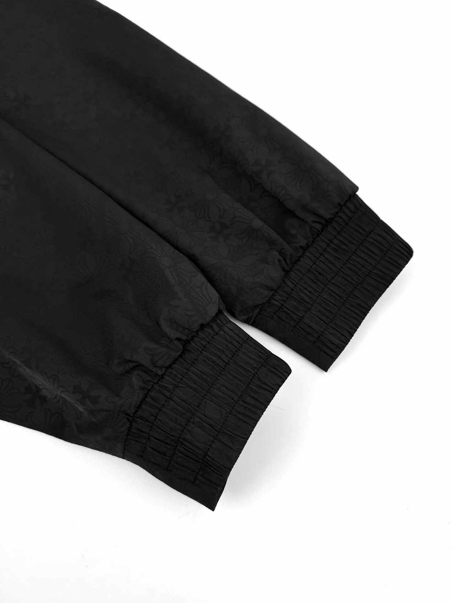 P610 Chrome Hearts full-print dark pattern zipper jacket. Customized phantom floral silk woven fabric. Excellent texture. Comfortable and close to the skin. Mainly based on obsidian black. Like star trails under the night. Encounter the CH pattern covering the body. Derived from the brand's profound cultural heritage. Quietly emerging in a looming manner. Dark pattern aesthetics. Rebellious compatibility. Low-key edge. Full of recognition. Interpretation of unparalleled fashion style. Casual sophistication. Make every touch a ceremonial experience. Process 1: Fabric jacquard technology. By weaving a full-width CH dark jacquard texture technology on the surface of the fabric, control the interweaving method of warp and weft lines. Precisely control the interweaving density and tension of the yarn to make it more three-dimensional. Process 2: Use glue printing. The printing has been modified three times with the film screen. Use glue liquid paint to print the pattern on the fabric. Bake the fabric to fix the printing pattern. Technique 3: Infrared positioning cutting machine. The precise positioning of materials is achieved through infrared emitters and infrared receivers. The accuracy can reach the micron level, thereby meeting the effect of high-precision cutting of alignment strips. Process 4: The fabrics are washed and have a better hand feel. They are not easy to deform, not easy to shrink, not easy to fade, and maintain long-term beauty. Accessories: Customized 1:1 CH zippers, customized 1:1 CH snap buttons, customized 1:1 CH leather main wheat, customized 1:1 CH leather code labels. Customized 1:1 CH trademark Fit: Loose fit Size: S M L XL Style number: CC902